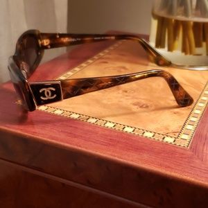 Chanel tortoise sunglasses with case